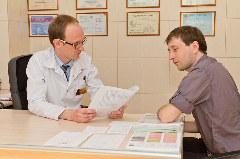 Pacjentowy zapalenie prostaty na przyjęciu specjalisty